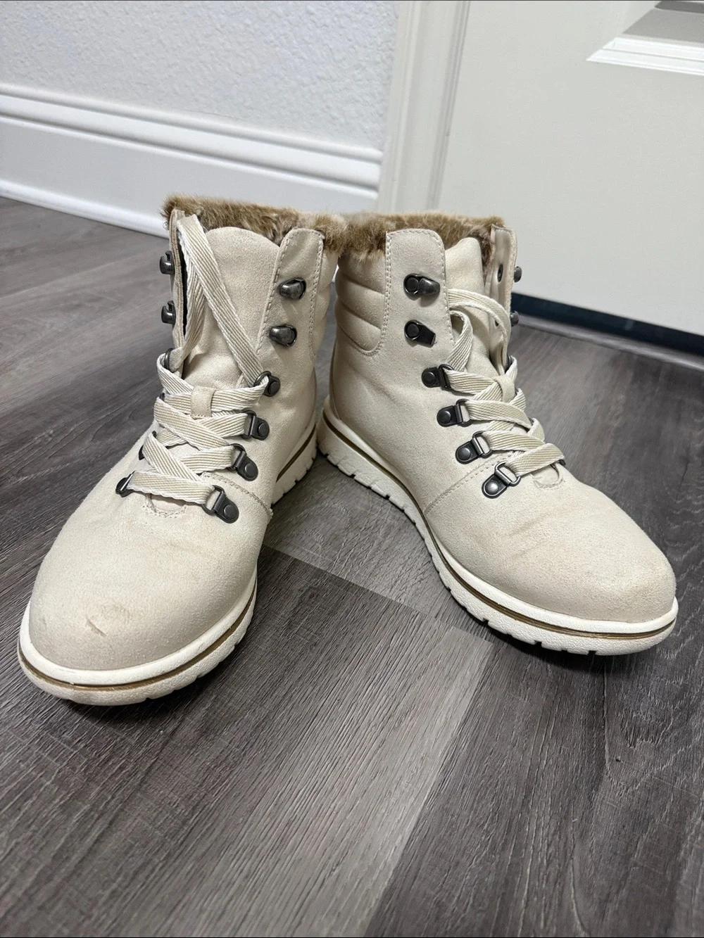 Cliffs by WHITE MOUNTAIN Cream Faux-Fur Lace-Up Winter Ankle Boots 8.5W